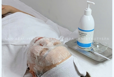 Khách điều trị mụn tại Spa