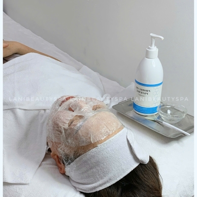 Khách điều trị mụn tại Spa