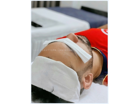 Khách điều trị mụn tại Spa