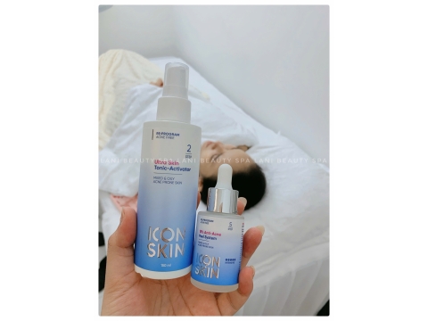 Khách điều trị mụn tại Spa